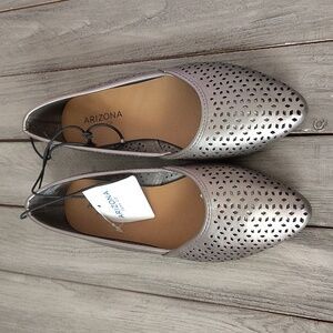 NWT Arizona Jean Company Women's Metallic Lazer-cut-out Flats Size Women's 6.5